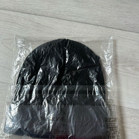 PENGUIN RECYCLED POLYESTER BEANIE SIZE OS IN CAVIAR/BLACK NWT and in packaging - Picture 4 of 4
